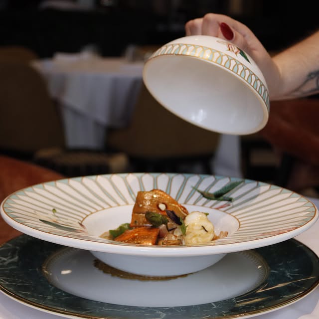 Serviço elegante com cloche